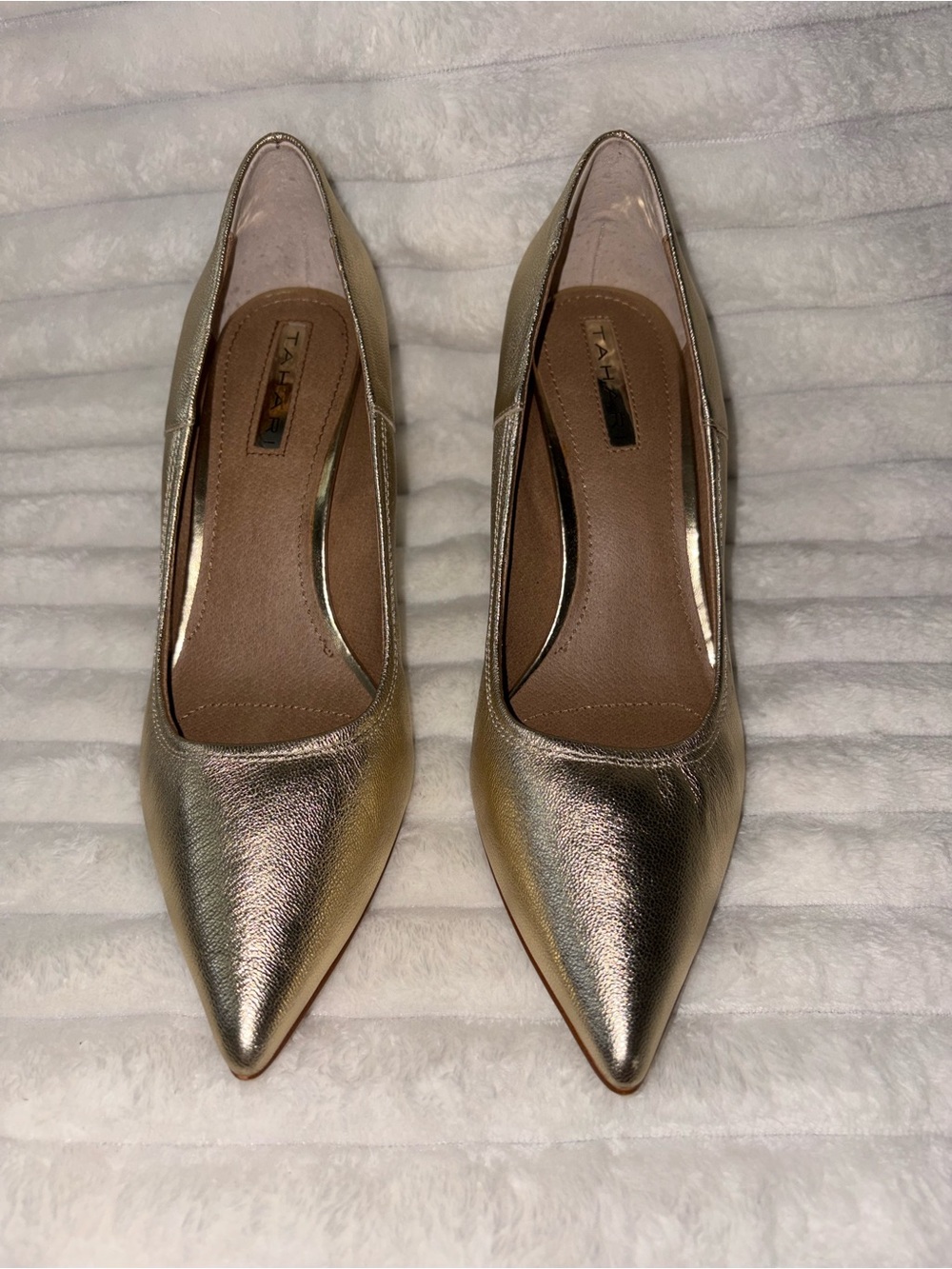 Tahari Metallic Gold Pointed Toe Pumps 7.5M